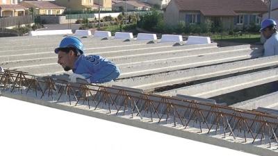 ouvrier qui installe une poutre béton pm5 kp1.jpg